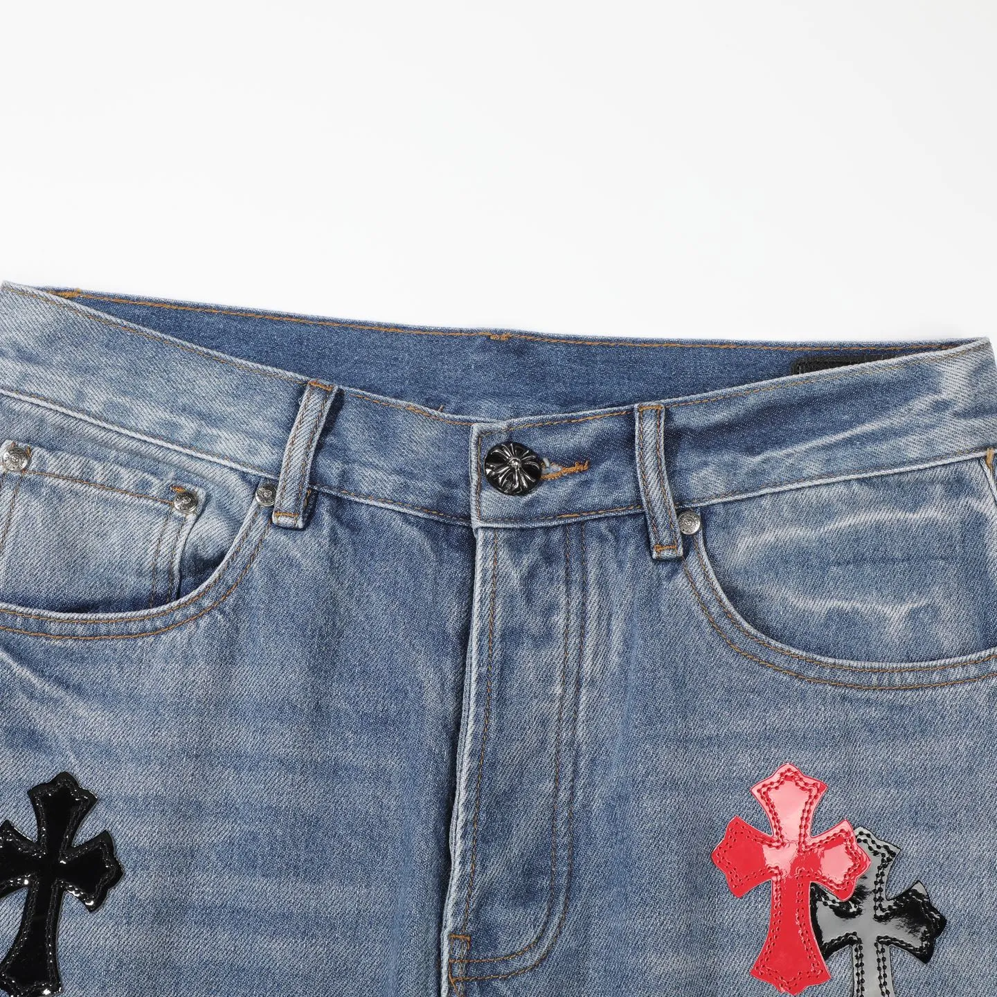 P280 Chrome Hearts blue denim with red black panther pattern multi-leather jeans. CH jeans need to be washed and then disassembled and hand-stitched with sheepskin cross leather and then spliced ​​to complete. The whole piece has too many craftsmanship to explain. The patchwork cross pattern is embellished, and the high-waisted washed jeans! ! Absolutely high-end luxury products, god-level single products and super popular products, made with top heavy industry, a must-see magic weapon. Customized hardware. The fabric is thick and soft after washing. It has good breathability. Customized small leather label. Unique design. The details are simple and elegant, and the workmanship is exquisite. The entire trousers are neatly routed and the details are in place! It’s so cool that both men and women can easily control the genderless trend! Color: Blue Size: 28 30 32 34 36